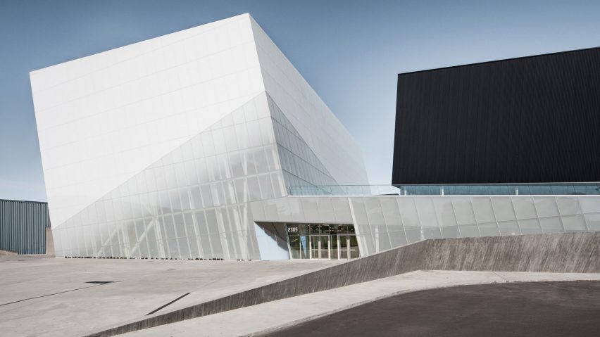Complexe sportif Saint-Laurent by Saucier Perrotte Architectes