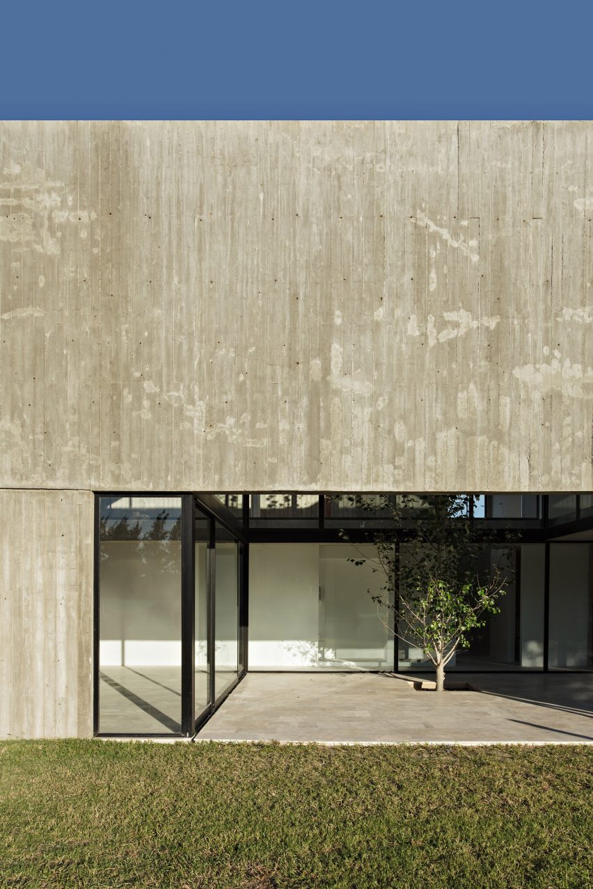 House in La Comarca by Anibal Bizzotto and Diego Cherbenco