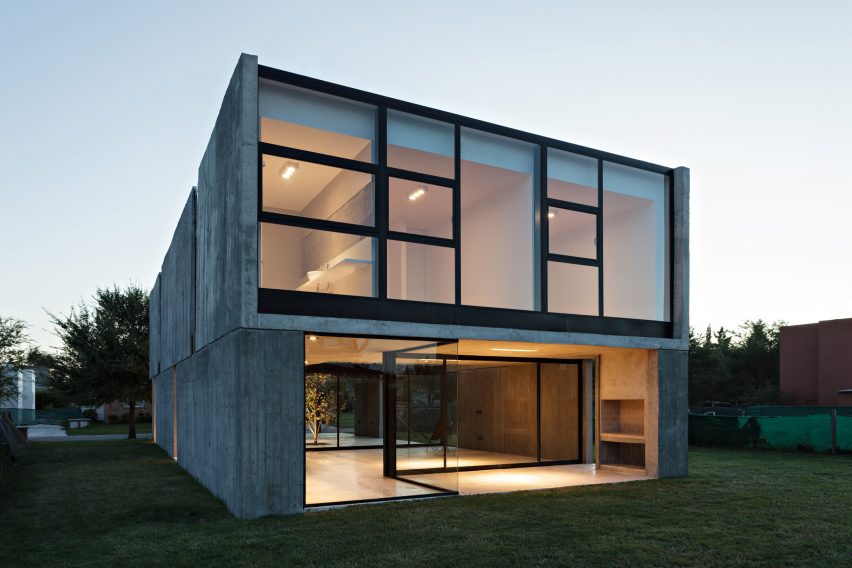 House in La Comarca by Anibal Bizzotto and Diego Cherbenco