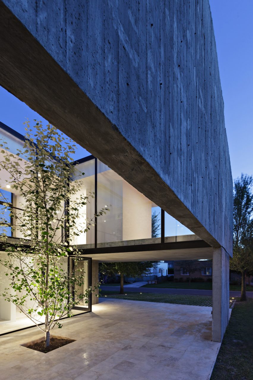House in La Comarca by Anibal Bizzotto and Diego Cherbenco