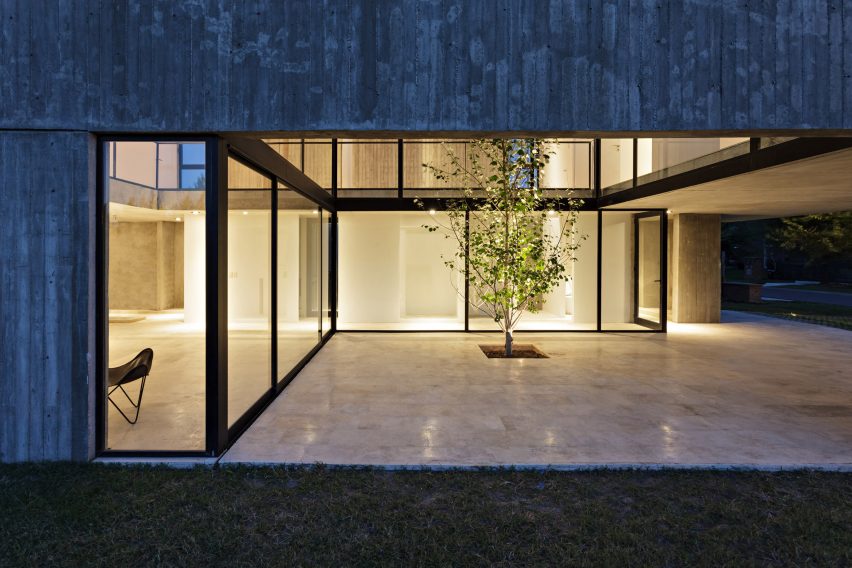 House in La Comarca by Anibal Bizzotto and Diego Cherbenco