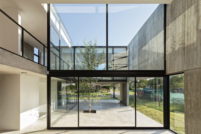 House in La Comarca by Anibal Bizzotto and Diego Cherbenco