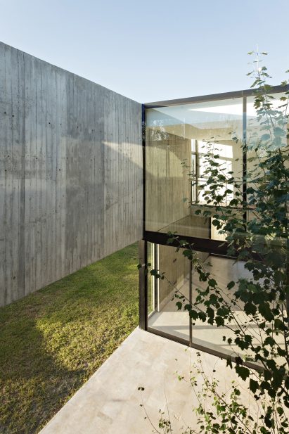 House in La Comarca by Anibal Bizzotto and Diego Cherbenco