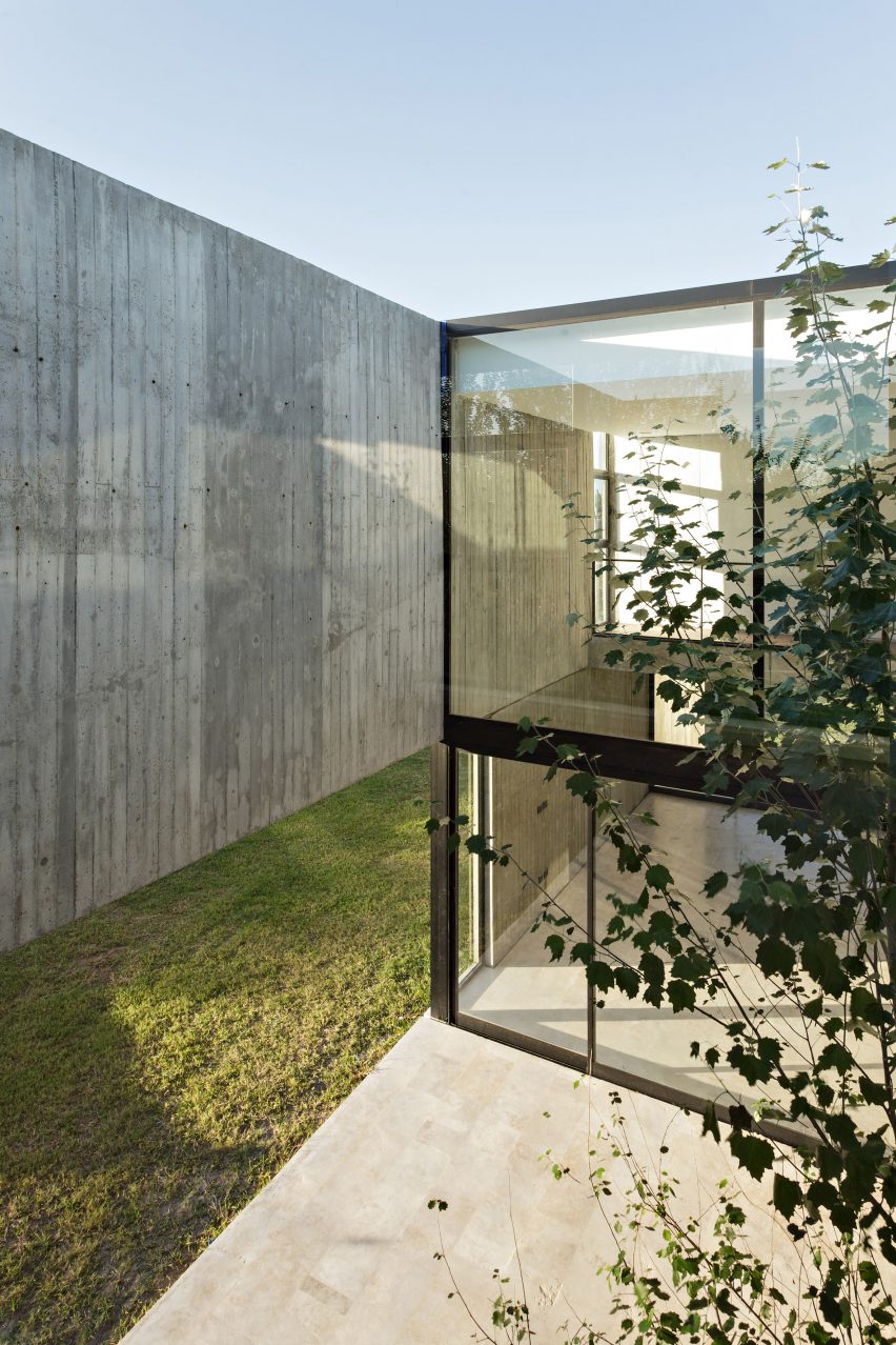 House in La Comarca by Anibal Bizzotto and Diego Cherbenco