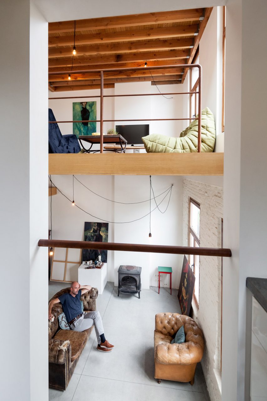 Atelier Vens Vanbelle build pentagonal house around an oak tree trunk