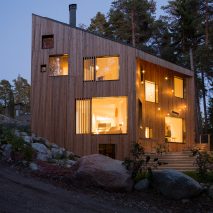 Ortraum Architects builds forest home in Finland with a trapeze, a climbing wall and a hammock