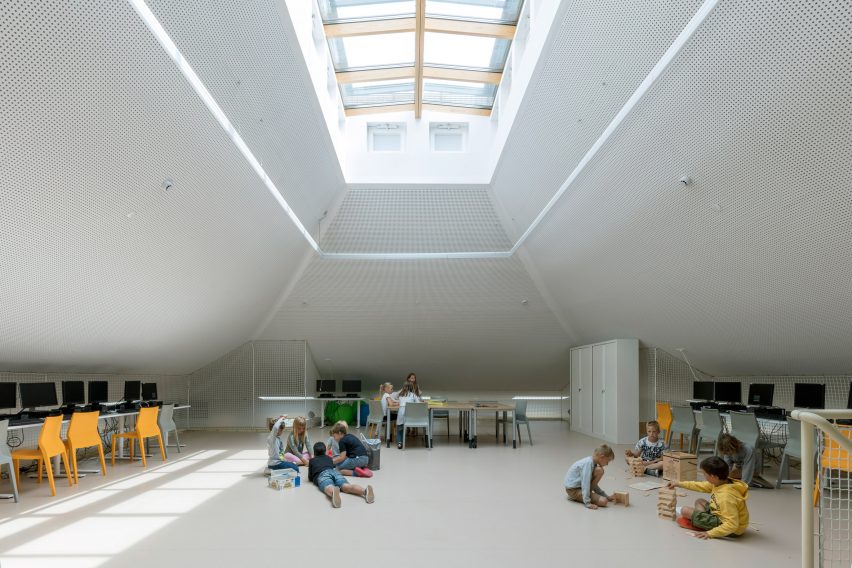NL Architects completes Belgian school featuring low-lying rooms surrounded by a colonnade