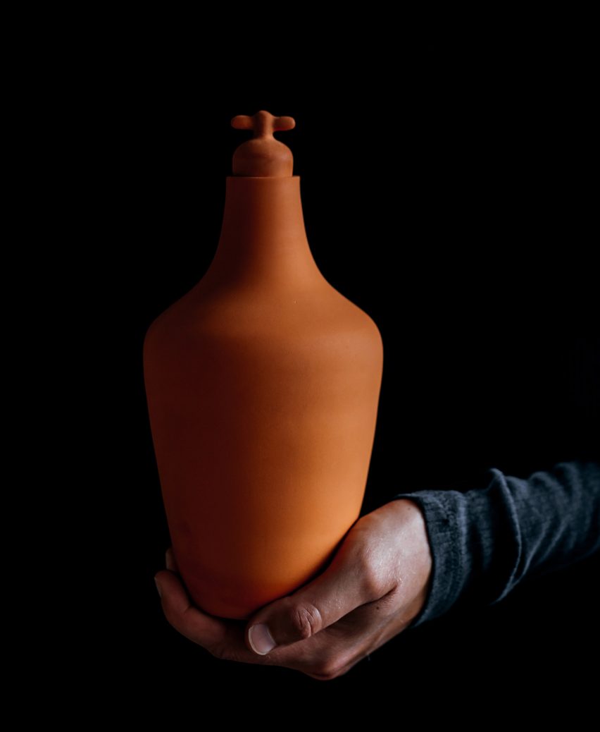 Tap water carafe by Lotte de Raadt