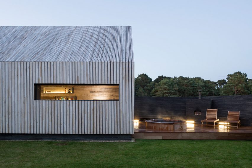 Wooden annexe by Hampshire-based architects Strom.