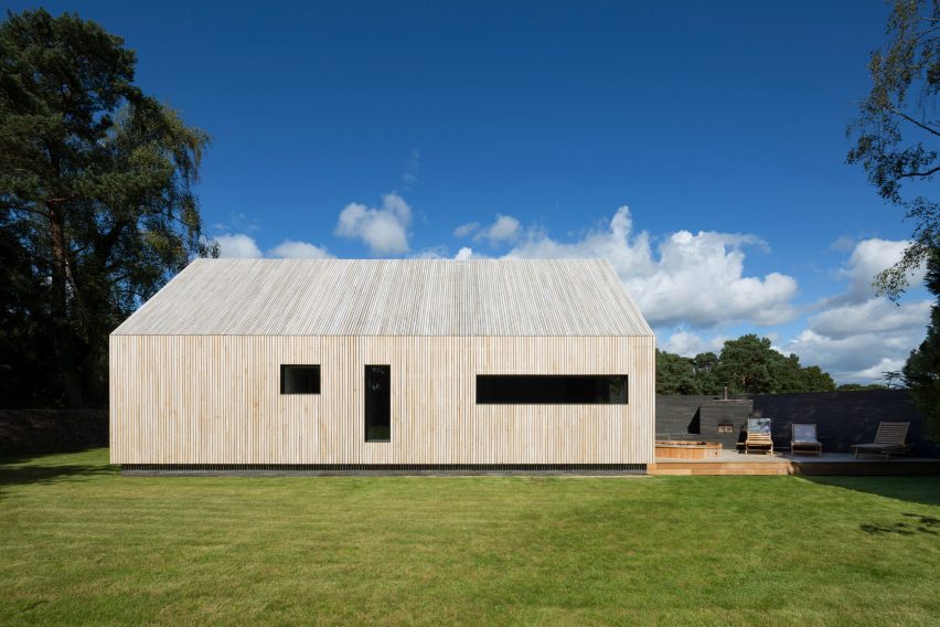 Wooden annexe by Hampshire-based architects Strom.