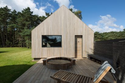 Wooden annexe by Hampshire-based architects Strom.