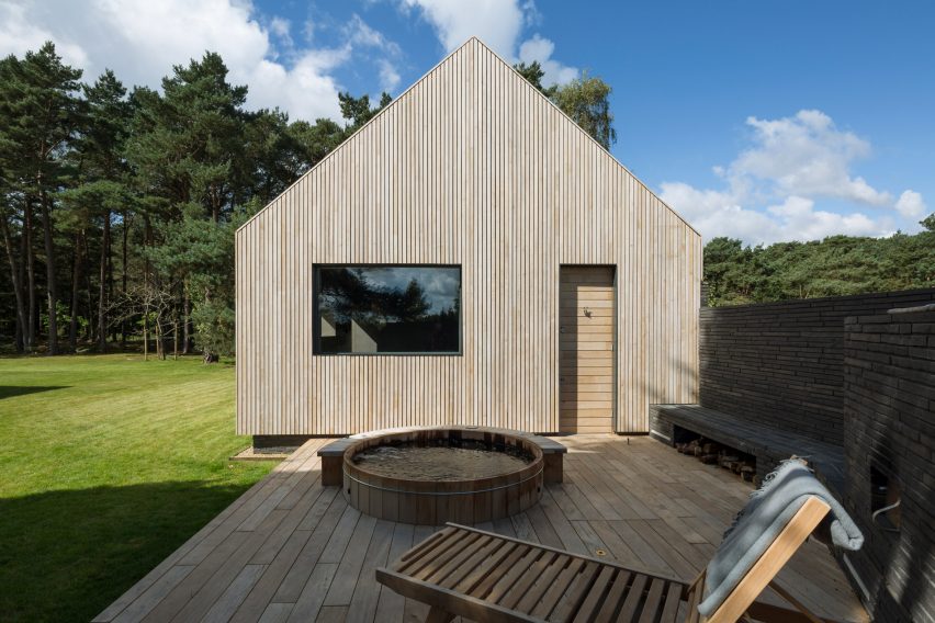 Wooden annexe by Hampshire-based architects Strom.