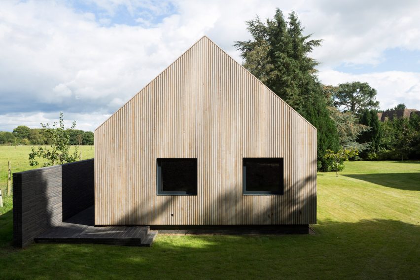 Wooden annexe by Hampshire-based architects Strom.