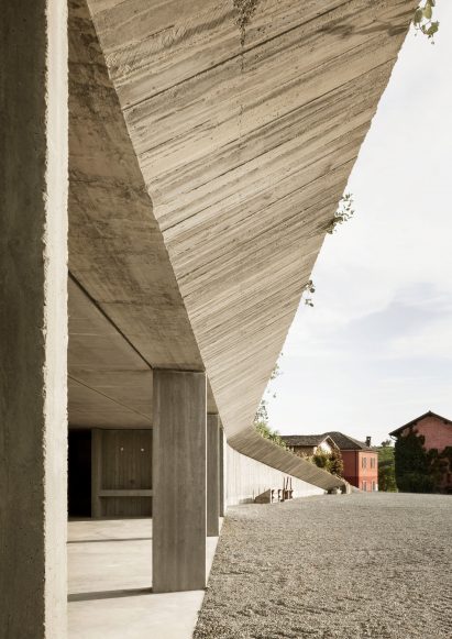 Agricultural machinery depot by Deamicisarchitetti