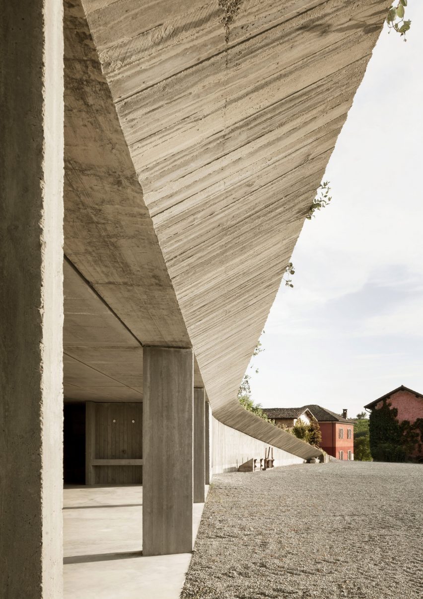Agricultural machinery depot by Deamicisarchitetti
