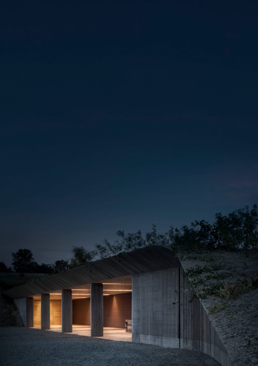 Agricultural machinery depot by Deamicisarchitetti