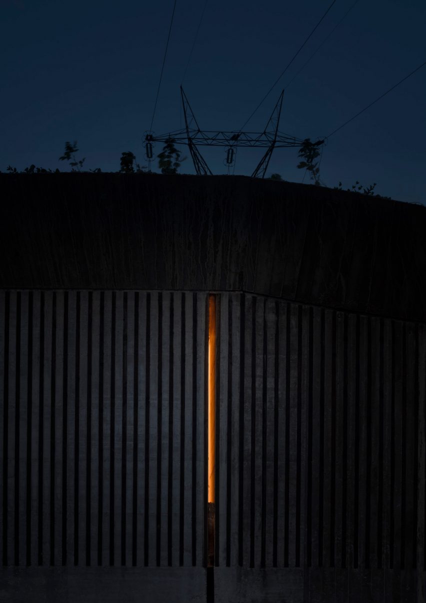 Agricultural machinery depot by Deamicisarchitetti