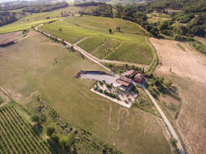 Agricultural machinery depot by Deamicisarchitetti
