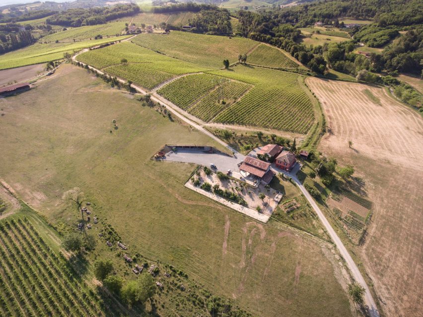 Agricultural machinery depot by Deamicisarchitetti