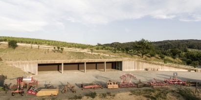 Agricultural machinery depot by Deamicisarchitetti