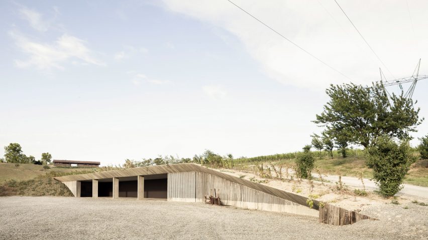 Agricultural machinery depot by Deamicisarchitetti