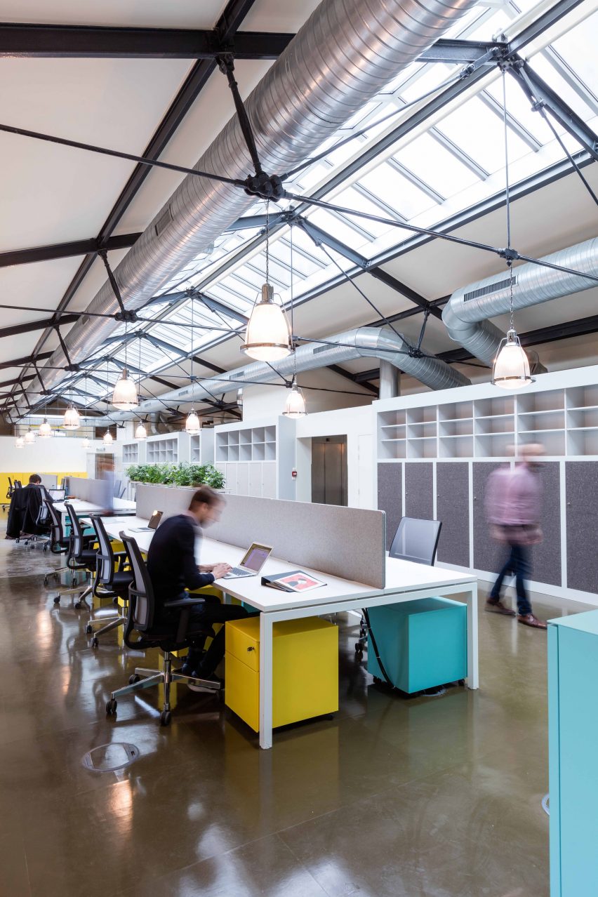 Deskopolitan by Linda Morey-Burrows