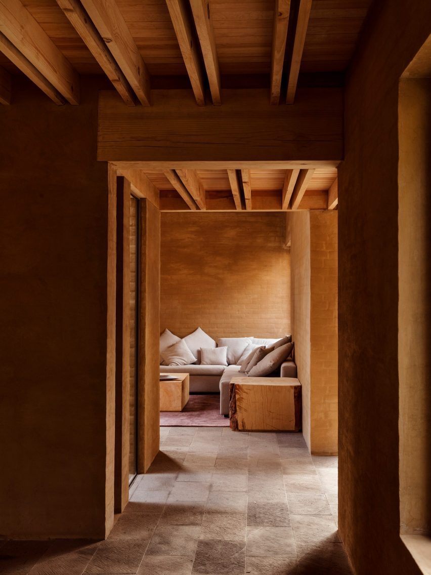 Taller Hector Barroso uses clay render to help weekend homes blend in with their forest setting