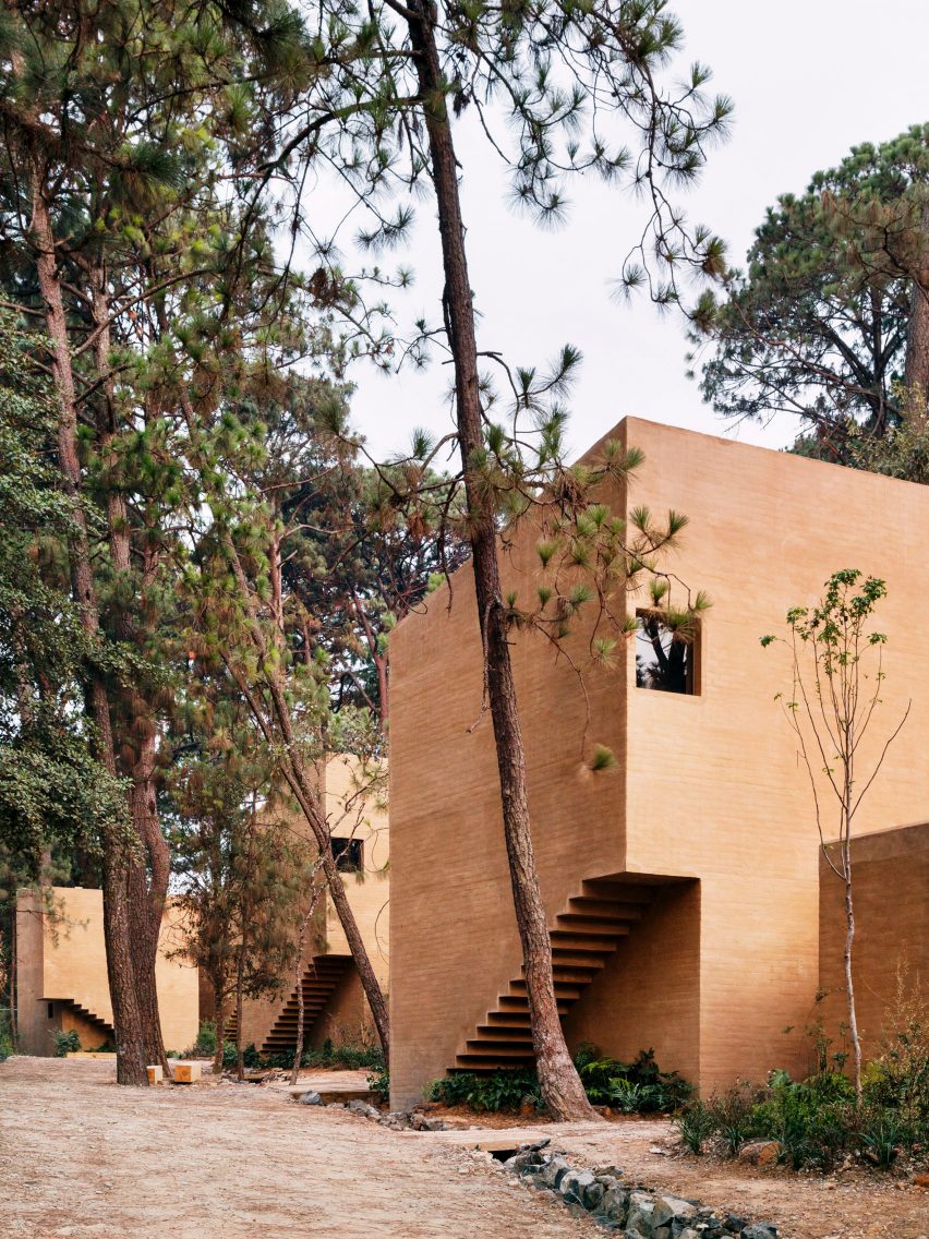 Taller Hector Barroso uses clay render to help weekend homes blend in with their forest setting