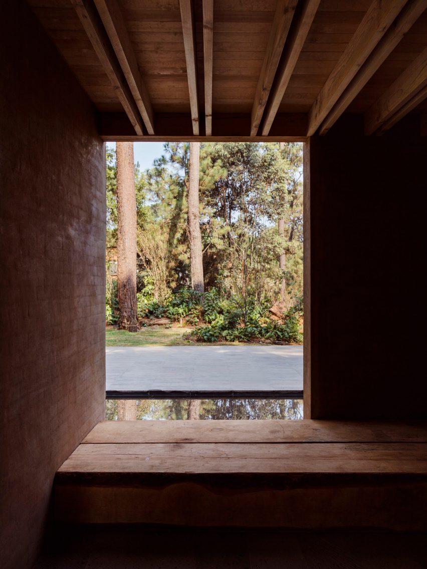 Taller Hector Barroso uses clay render to help weekend homes blend in with their forest setting