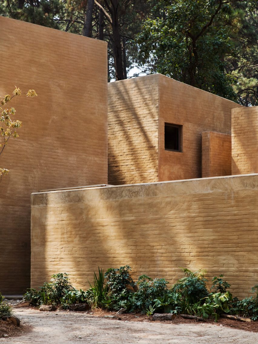 Taller Hector Barroso uses clay render to help weekend homes blend in with their forest setting