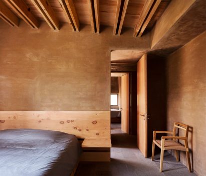 Taller Hector Barroso uses clay render to help weekend homes blend in with their forest setting