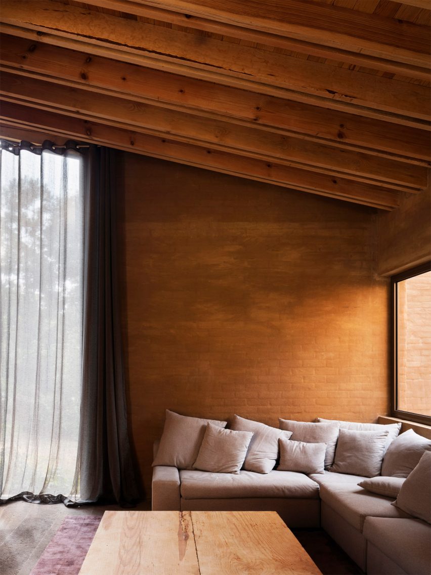 Taller Hector Barroso uses clay render to help weekend homes blend in with their forest setting