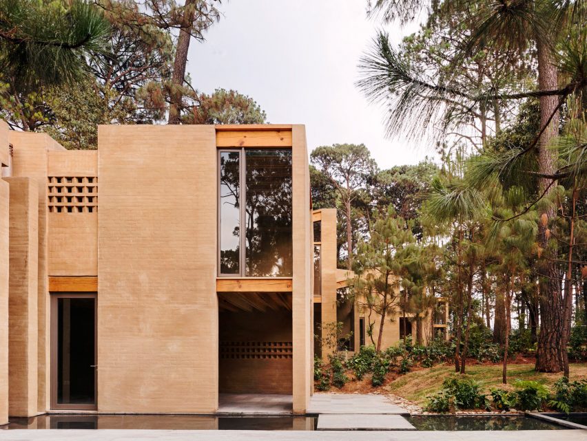 Taller Hector Barroso uses clay render to help weekend homes blend in with their forest setting