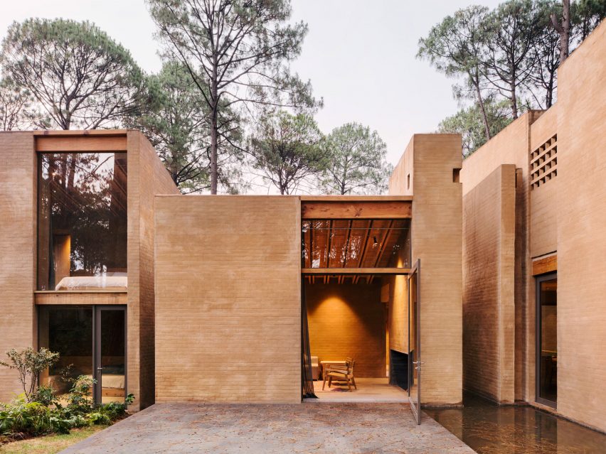 Taller Hector Barroso uses clay render to help weekend homes blend in with their forest setting