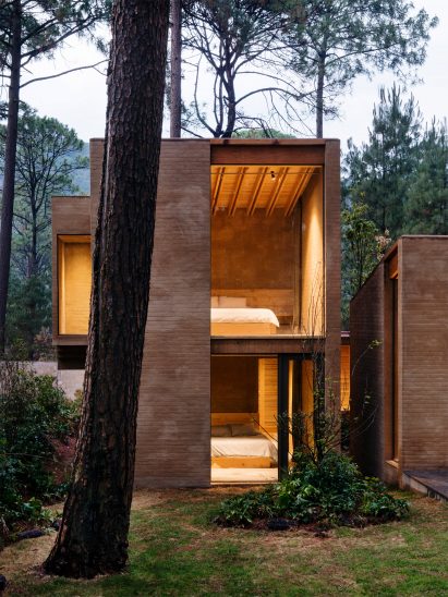Taller Hector Barroso uses clay render to help weekend homes blend in with their forest setting