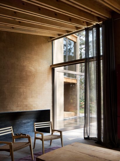 Taller Hector Barroso uses clay render to help weekend homes blend in with their forest setting