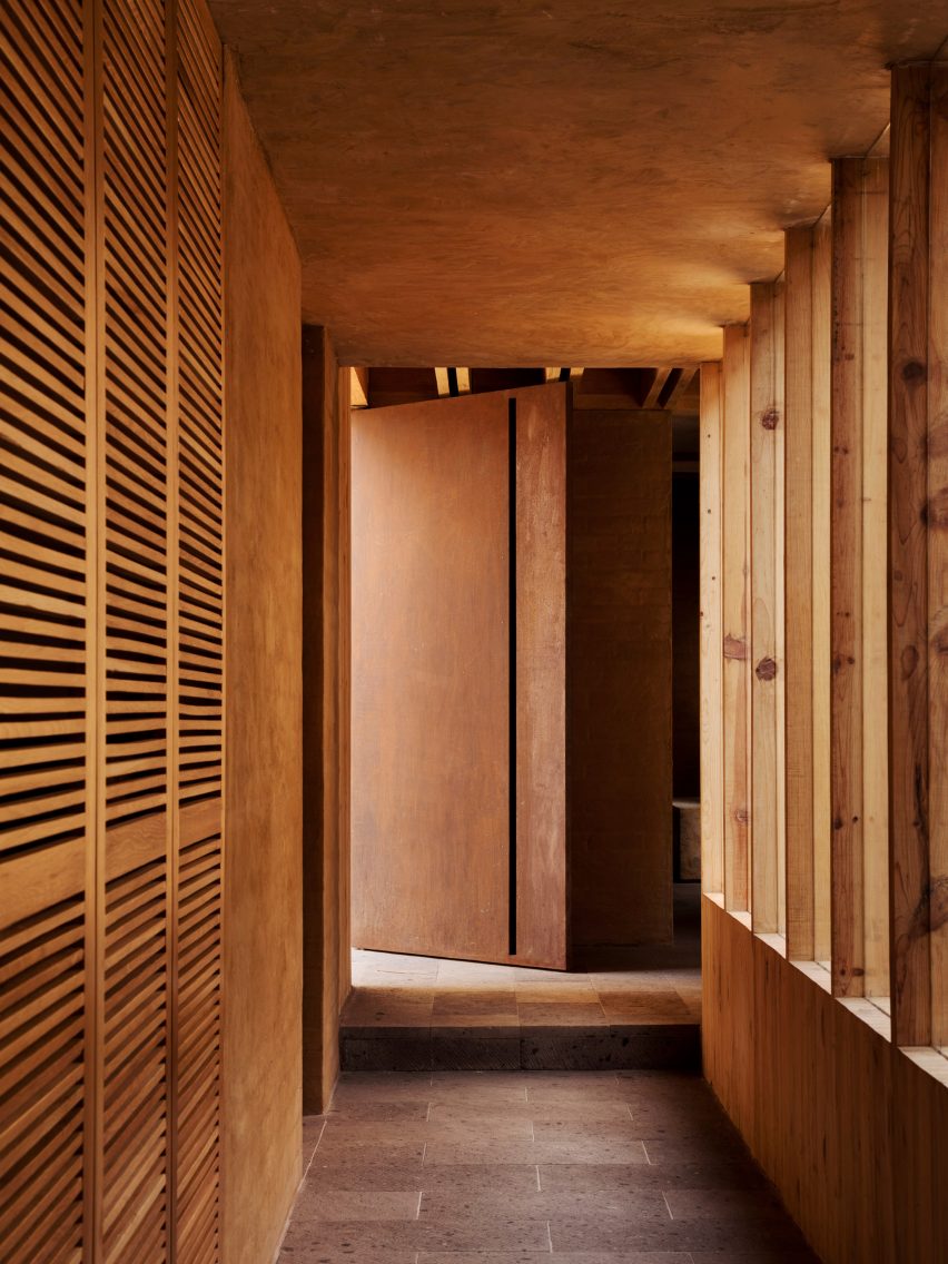 Taller Hector Barroso uses clay render to help weekend homes blend in with their forest setting