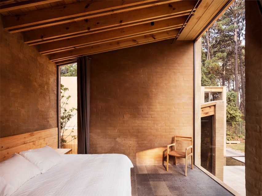 Taller Hector Barroso uses clay render to help weekend homes blend in with their forest setting