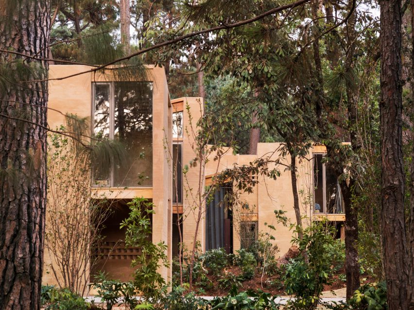 Taller Hector Barroso uses clay render to help weekend homes blend in with their forest setting