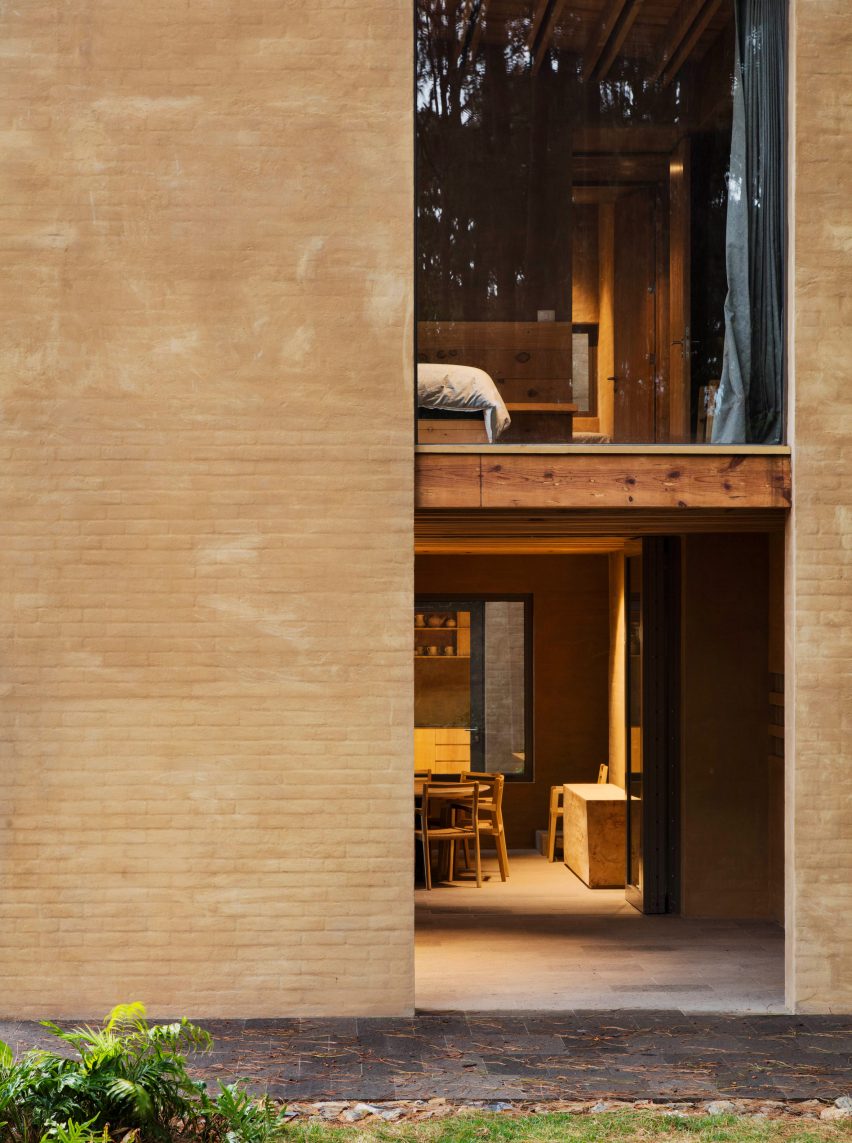 Taller Hector Barroso uses clay render to help weekend homes blend in with their forest setting