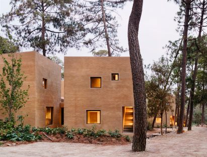 Taller Hector Barroso uses clay render to help weekend homes blend in with their forest setting