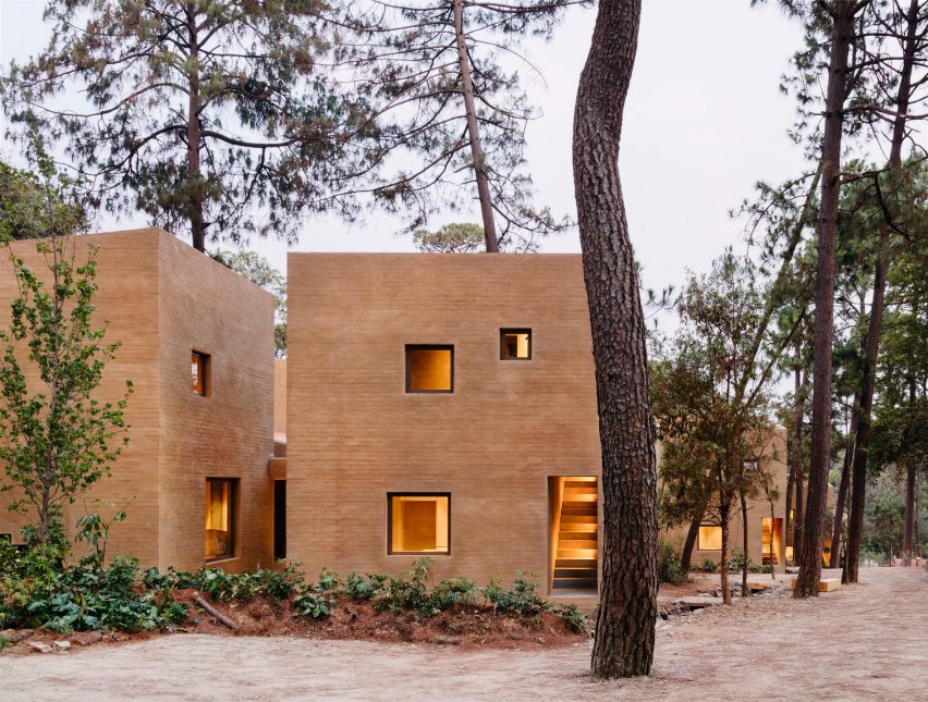 Taller Hector Barroso uses clay render to help weekend homes blend in with their forest setting