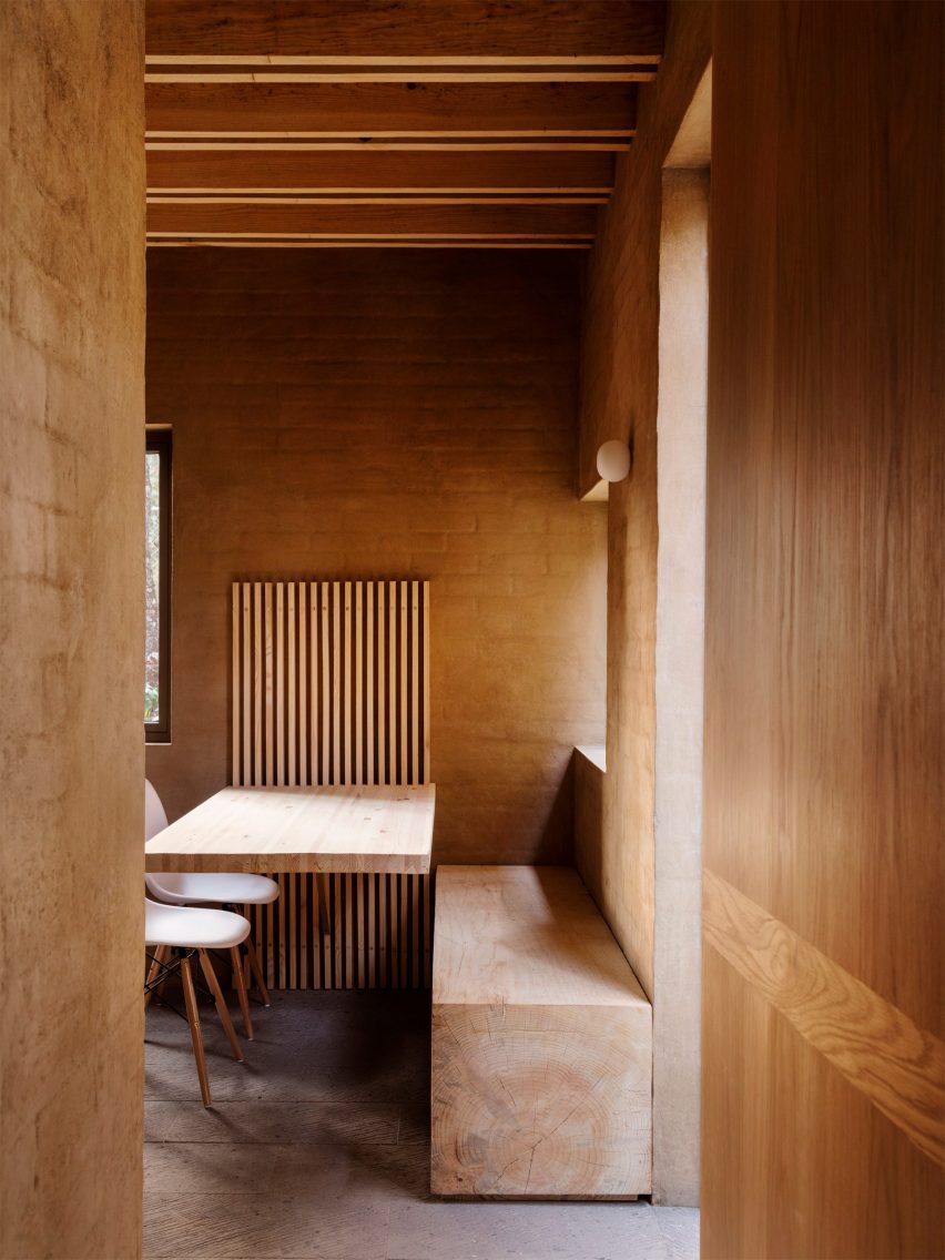 Taller Hector Barroso uses clay render to help weekend homes blend in with their forest setting
