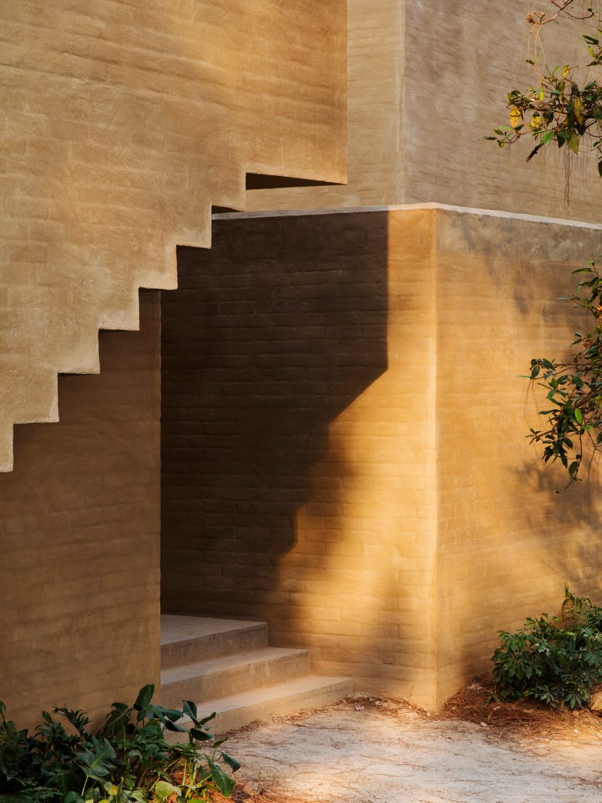 Taller Hector Barroso uses clay render to help weekend homes blend in with their forest setting
