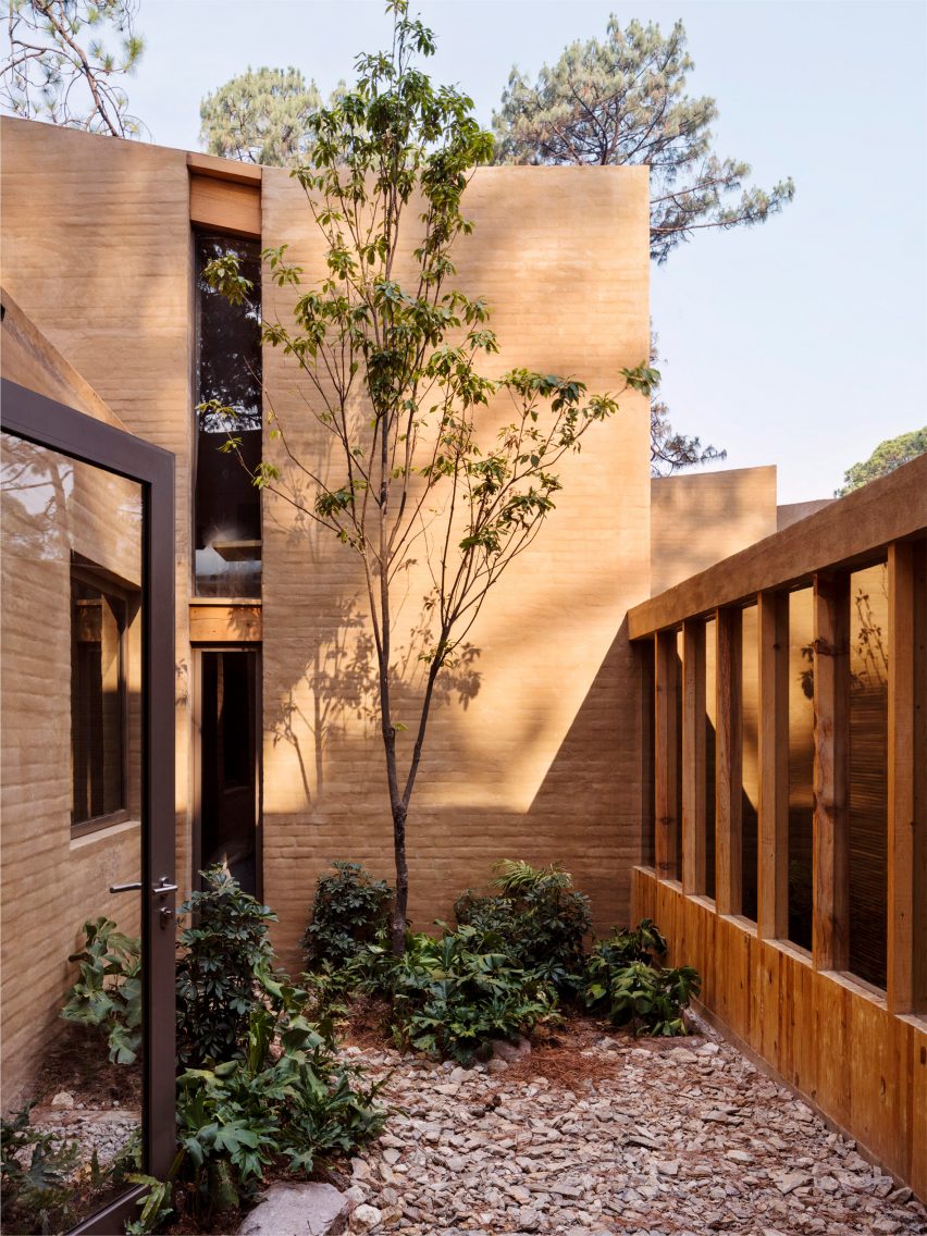 Taller Hector Barroso uses clay render to help weekend homes blend in with their forest setting