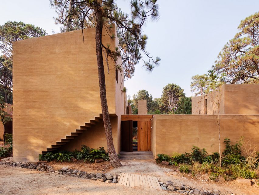 Taller Hector Barroso uses clay render to help weekend homes blend in with their forest setting