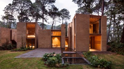 Taller Hector Barroso uses clay render to help weekend homes blend in with their forest setting