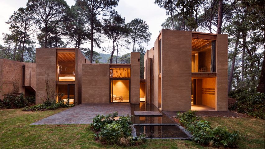 Taller Hector Barroso uses clay render to help weekend homes blend in with their forest setting
