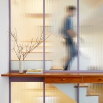GRT Architects creates fluted glass stairwell for skinny Brooklyn townhouse