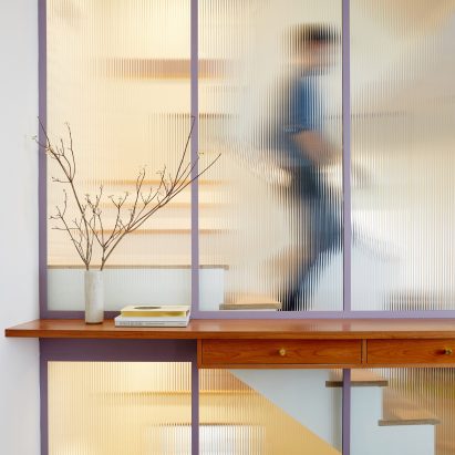 GRT Architects creates fluted glass stairwell for skinny Brooklyn townhouse